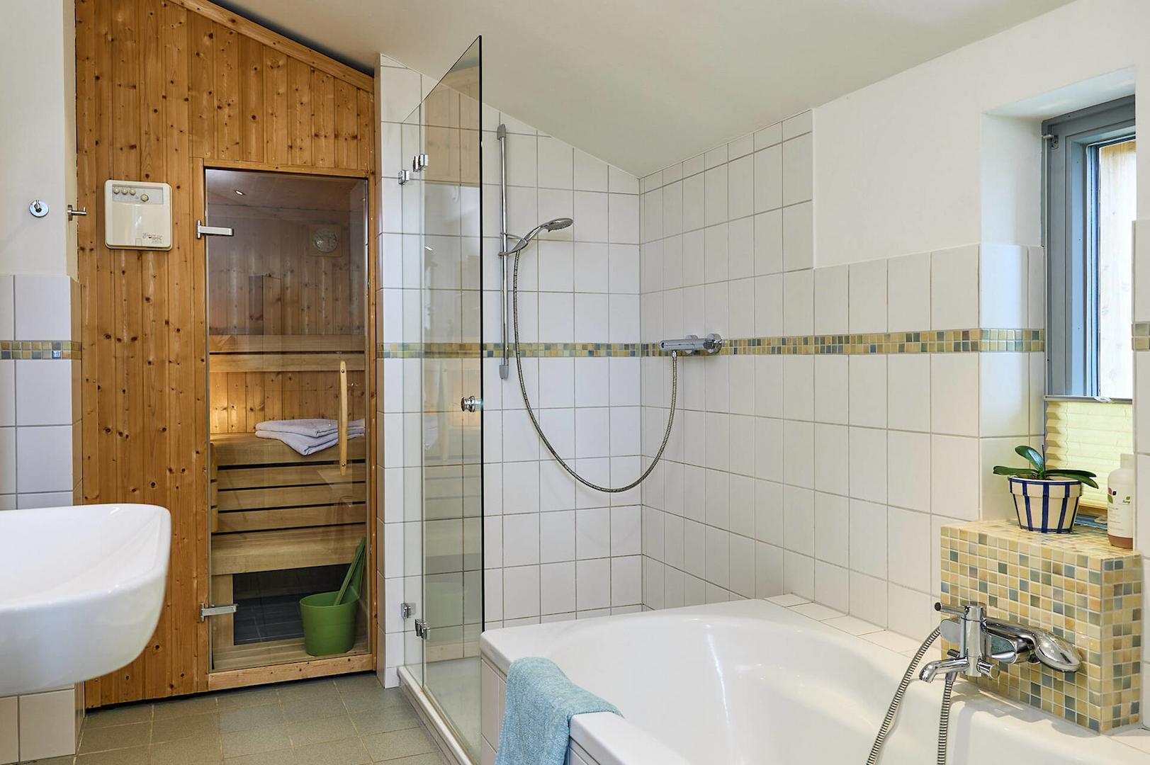 Masterbad mit Sauna, Dusche und Wanne (W1)