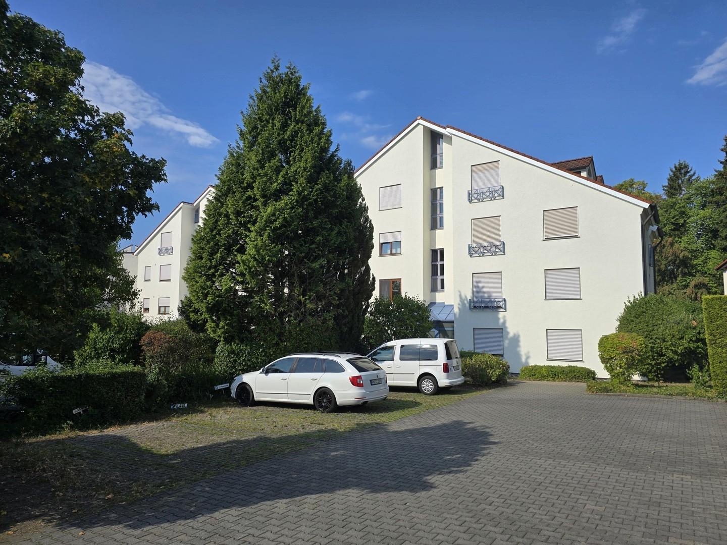 Hauseingang und Stellplatz