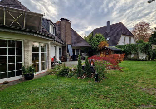 Gartenansicht mit Aussenkamin