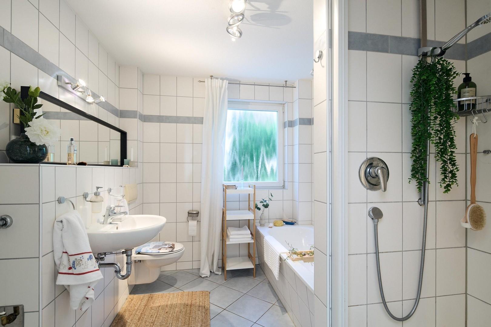 Bad mit Dusche und Badewanne