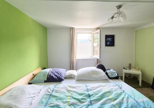 Schlafzimmer-2.OG .