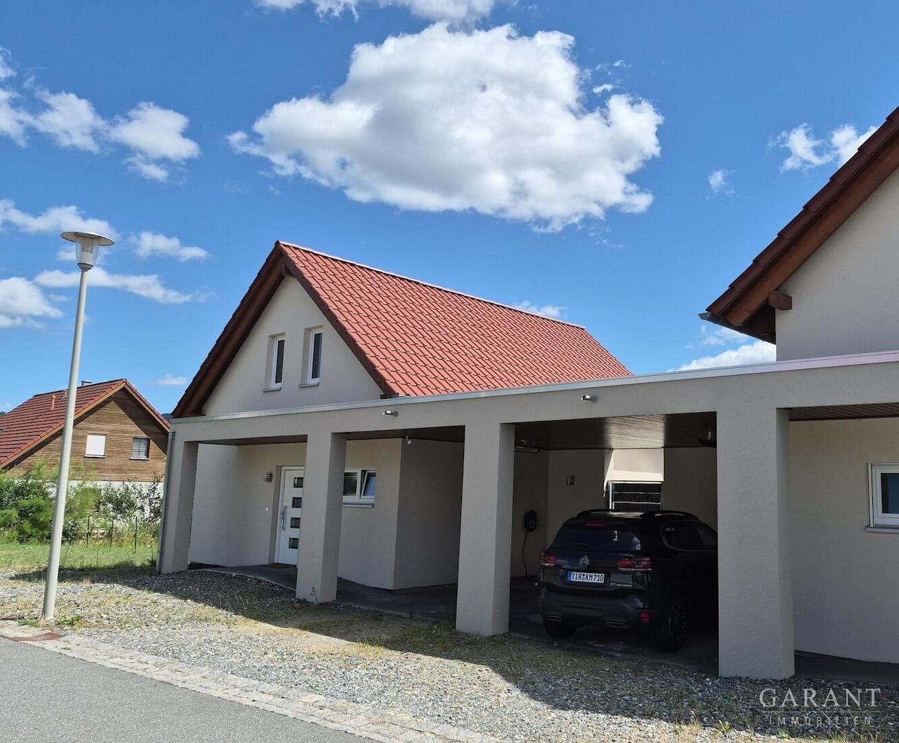 Eingang und Carport