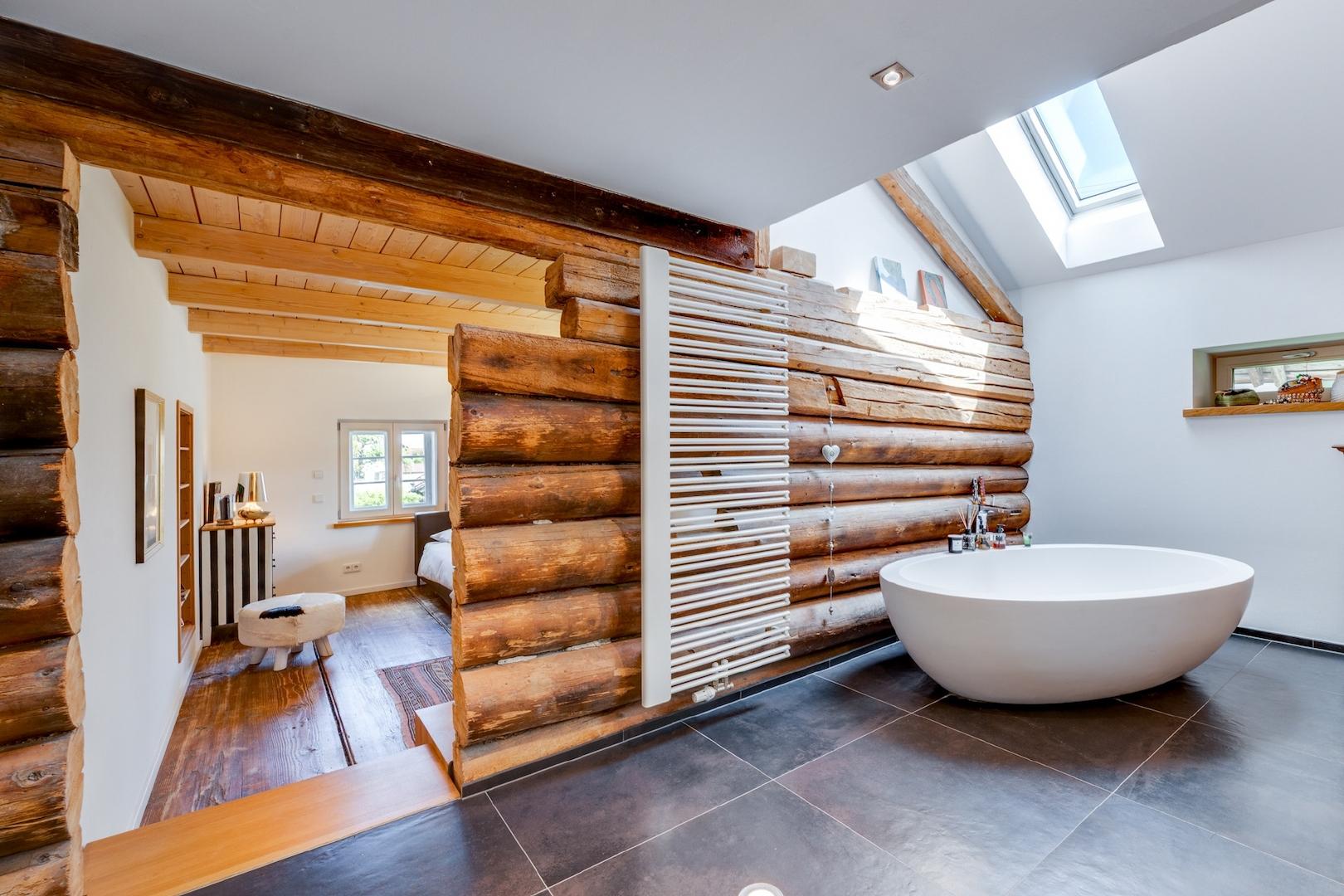 Bad mit Blick ins Schlafzimmer