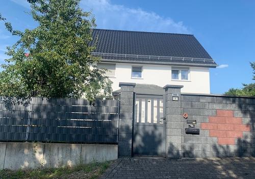 Ansicht mit Einfahrt