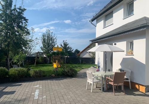 Fläche vor dem Haus 