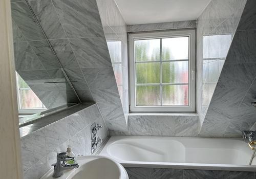 Bad mit Badewanne und Urinal