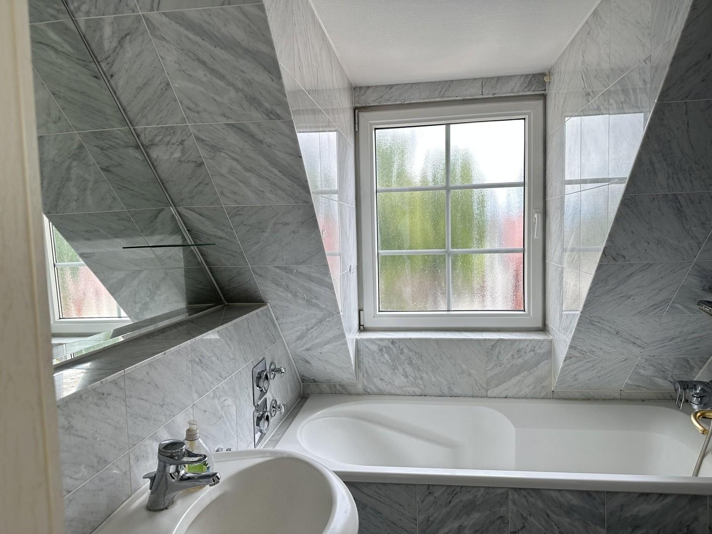 Bad mit Badewanne und Urinal