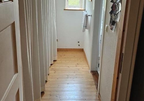 Schrank und Zugang zum Bad OG
