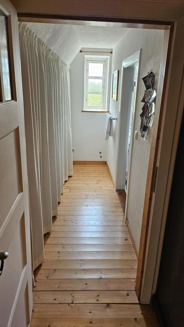 Schrank und Zugang zum Bad OG