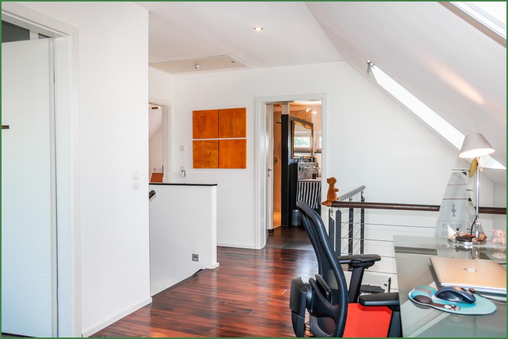 Galerie mit Blick auf das Badezimmer