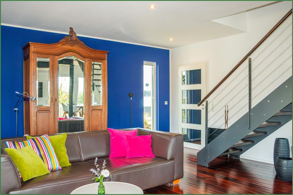 Wohnzimmer mit Aufgang zur Galerie