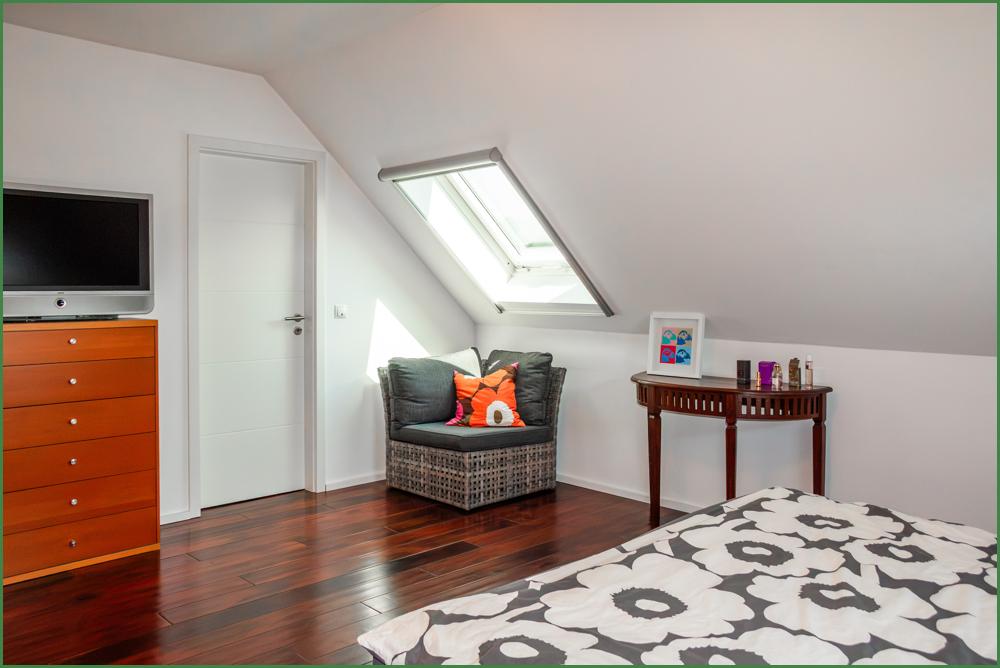 Schlafzimmer mit Blick auf die Ankleide