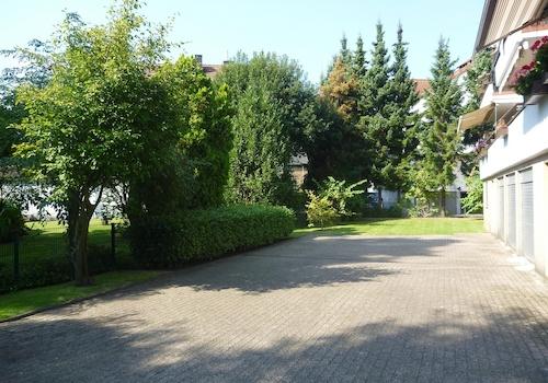 Garten mit Zufahrt Garage