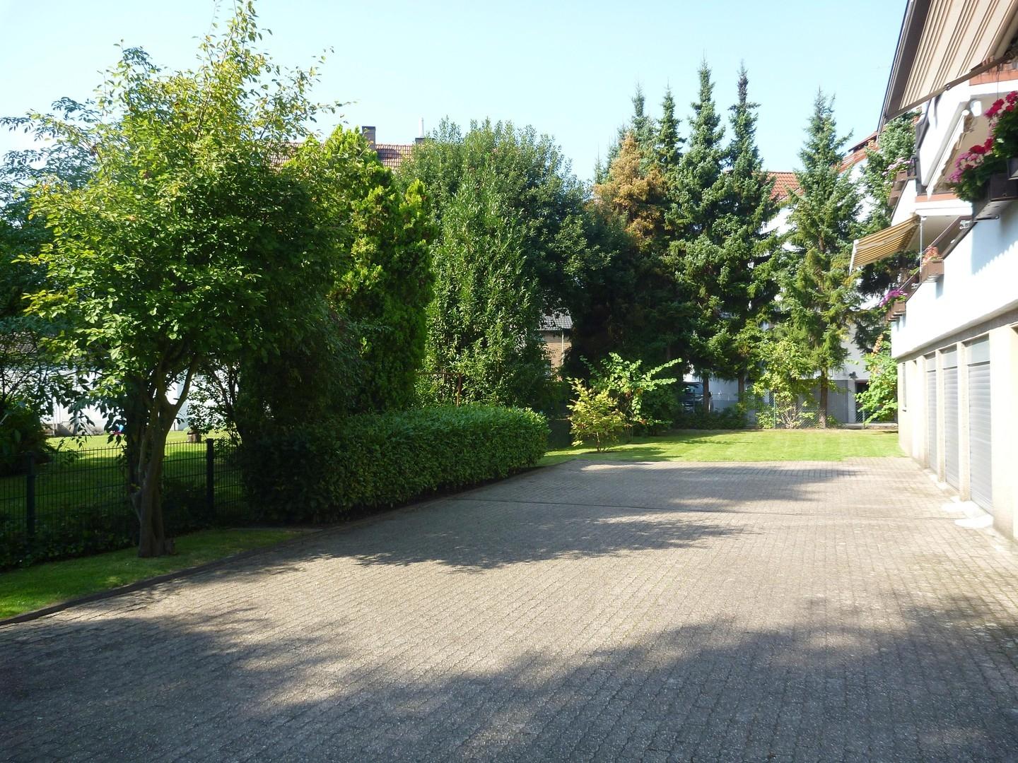 Garten mit Zufahrt Garage