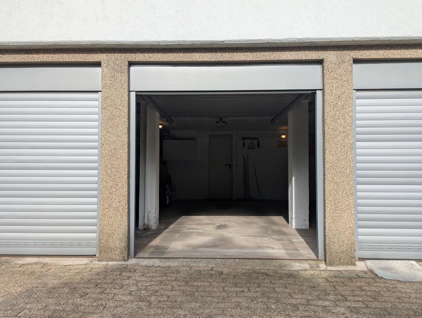 Garage mit funkgest. Sekt.-Tor