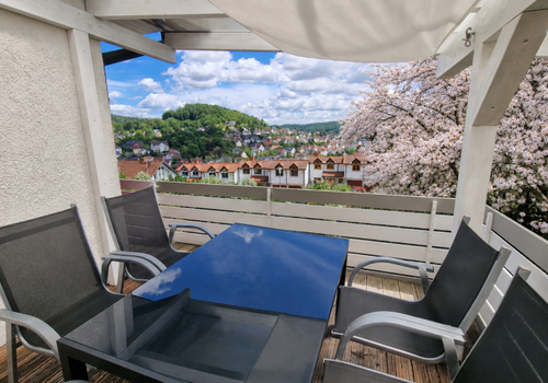 Der überdachter Balkon mit Traumblick.