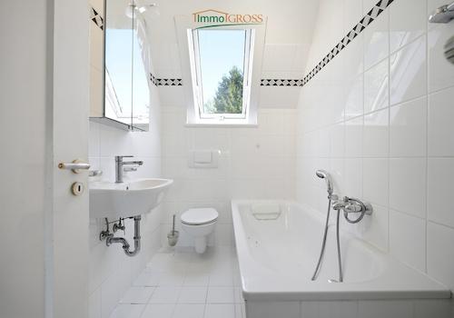 OG - Badezimmer mit Badewanne und Fenster