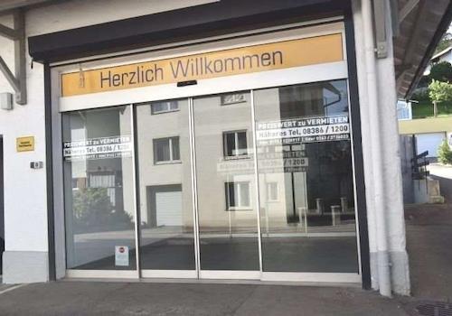 Gebäudeansicht Eingang Automatik