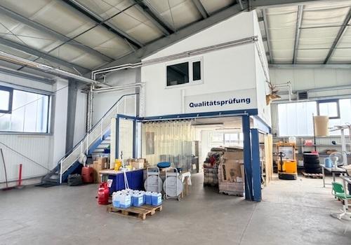 Halle mit Büro und Wewrkstadt