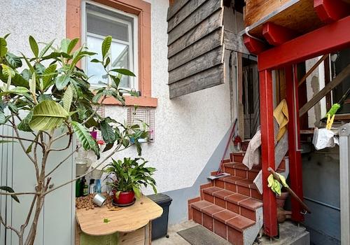 Treppe zum Carport