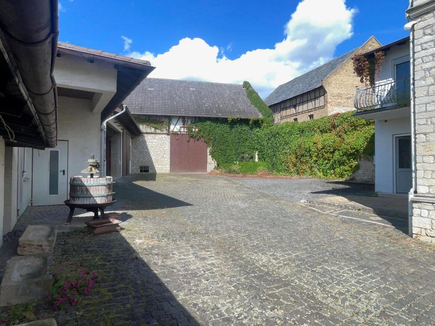 Hof von der Einfahrt