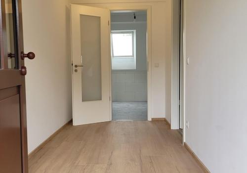 Diele mit Blick ins Bad