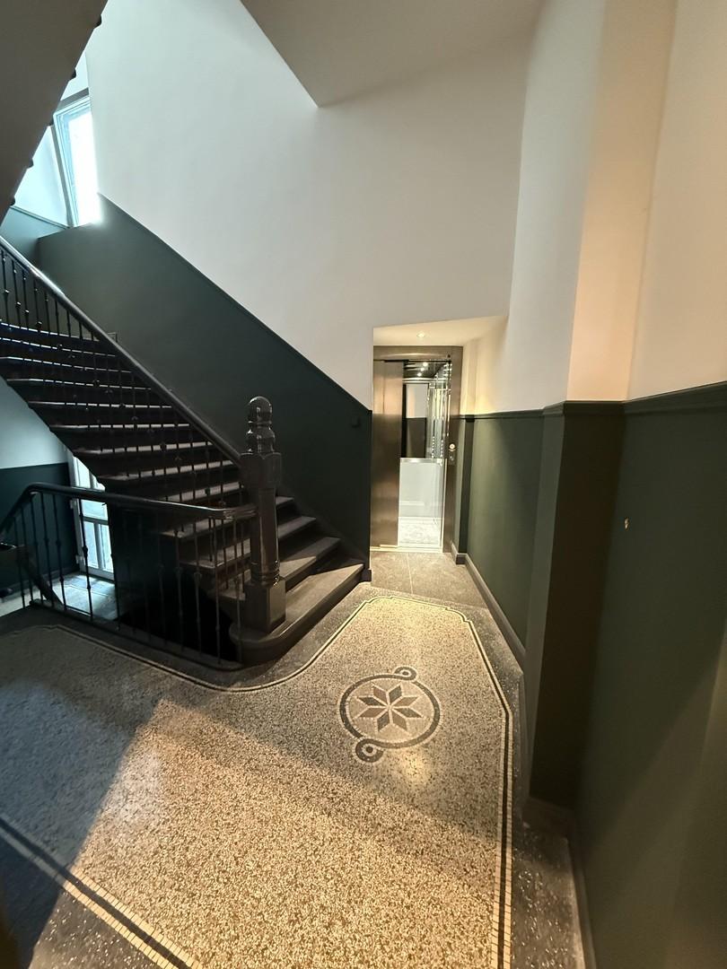 Treppenhaus samt Fahrstuhl 