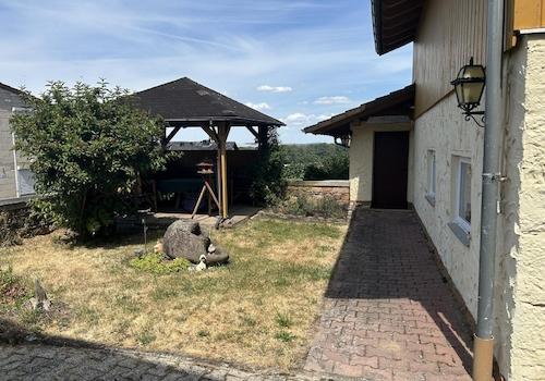 kleiner Garten mit Pavillion