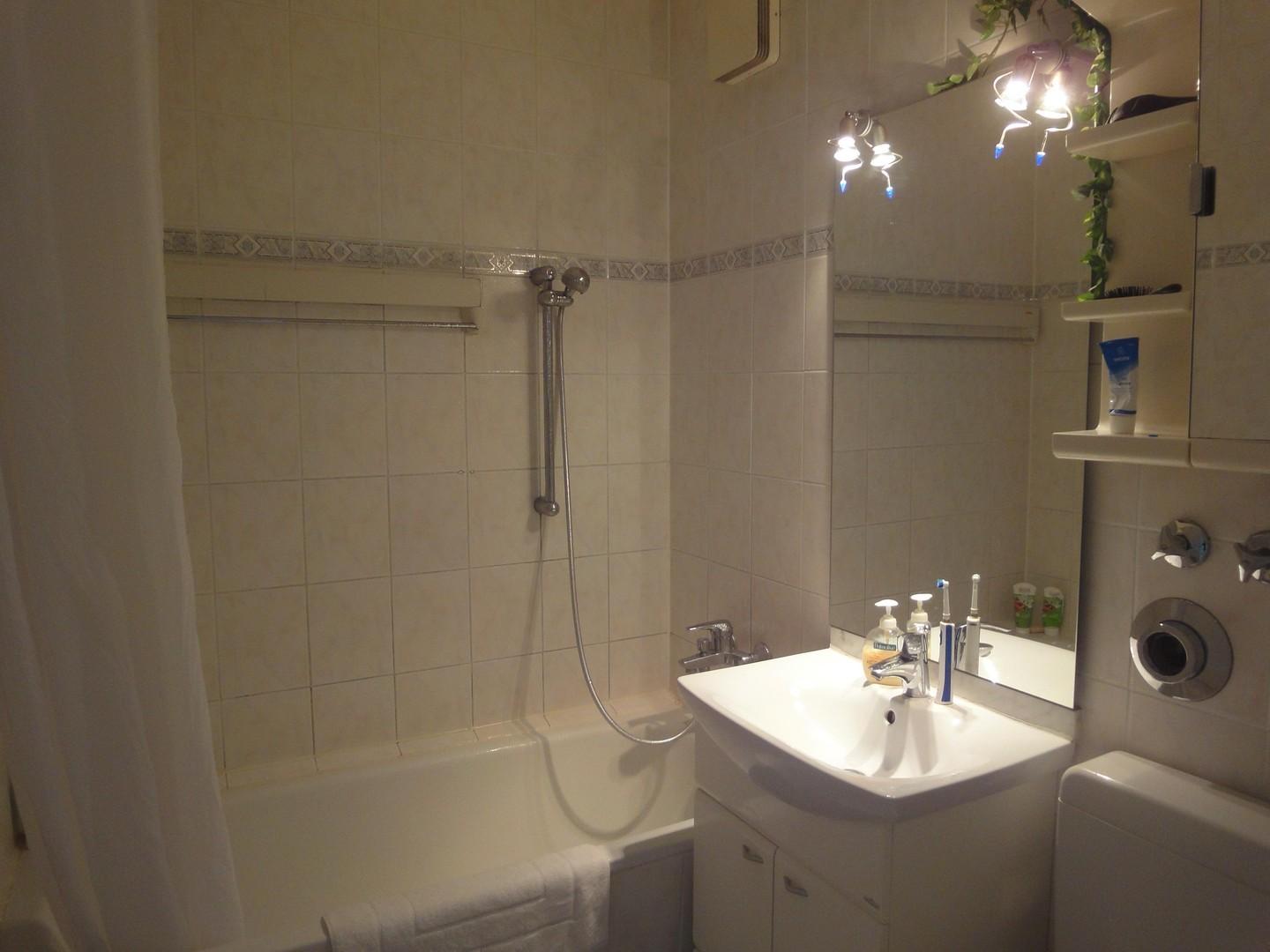 Wannenbad mit Dusche