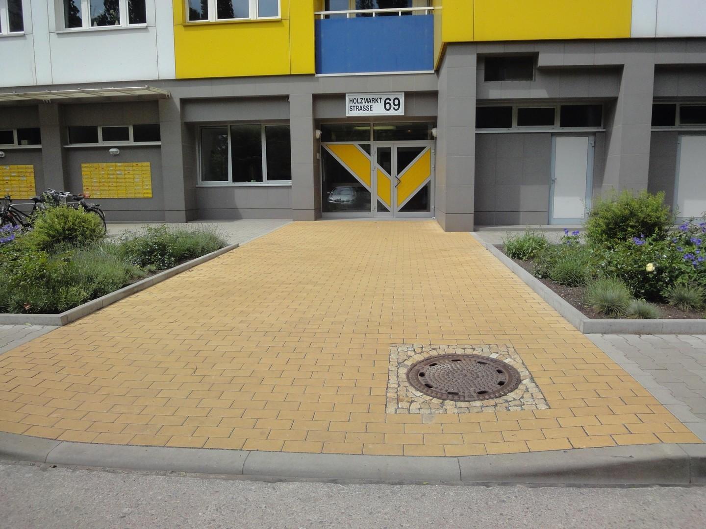 Eingang mit Grünanlage