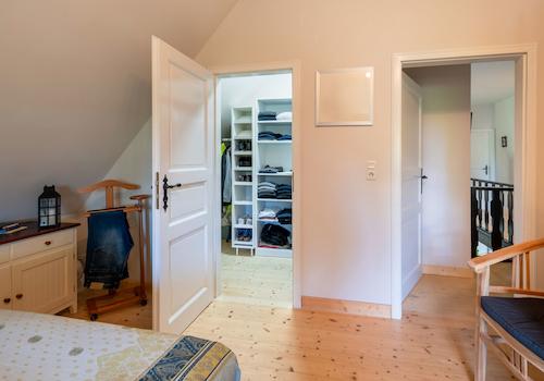 Schlafzimmer 2 mit beg. Schrank