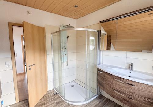 Tageslichtbad mit Dusche DG