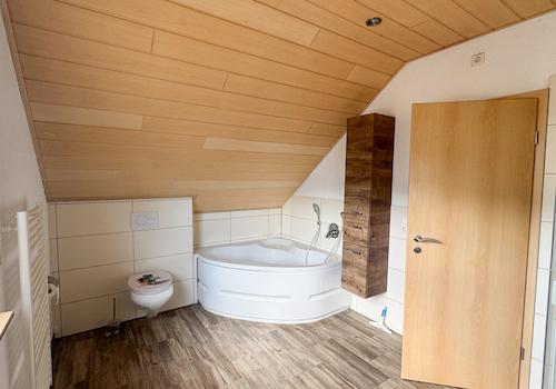 Tageslichtbad mit Wanne und Dusche