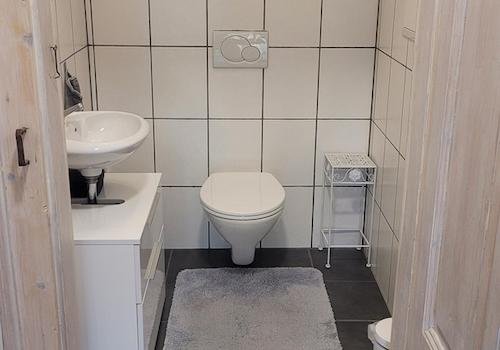 separates WC