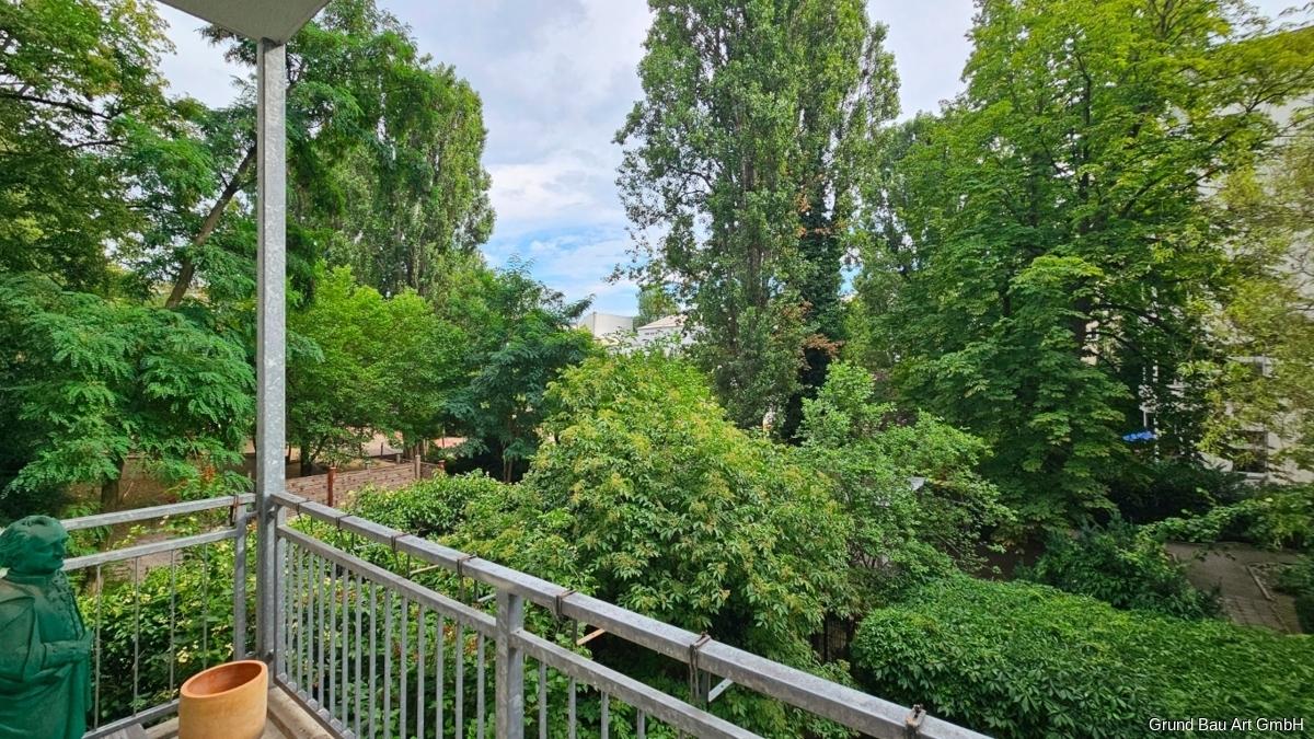 Sonniger Balkon mit schönem Ausblick