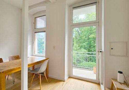 Wohnzimmer mit Balkon