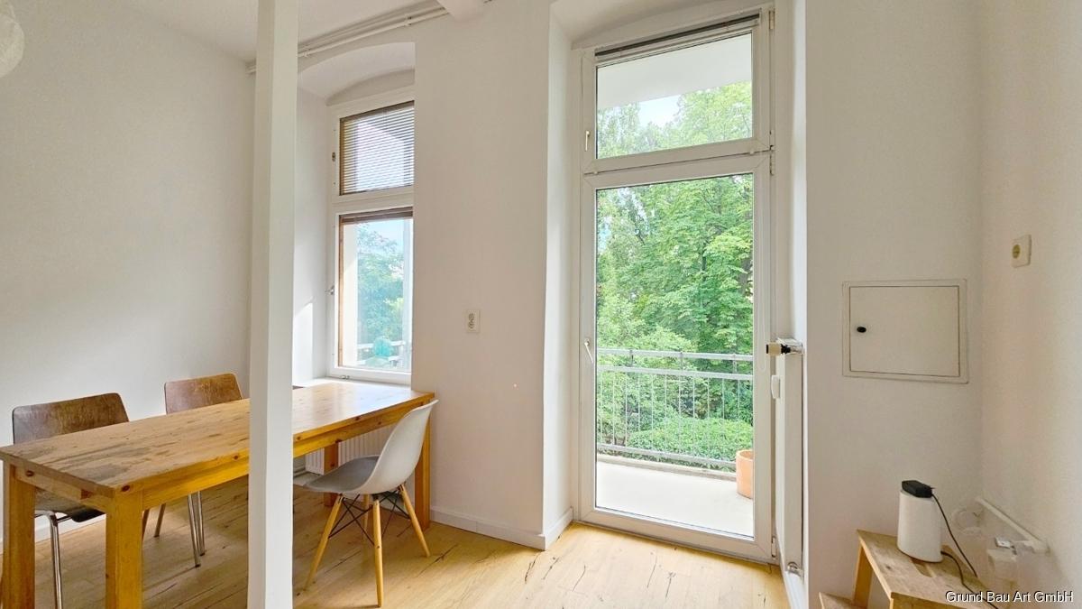 Wohnzimmer mit Balkon