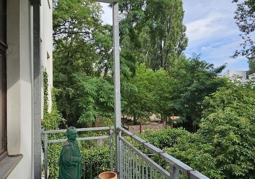 Sonniger Balkon mit schönem Ausblick