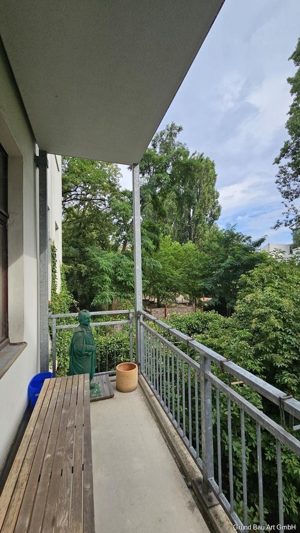 Sonniger Balkon mit schönem Ausblick