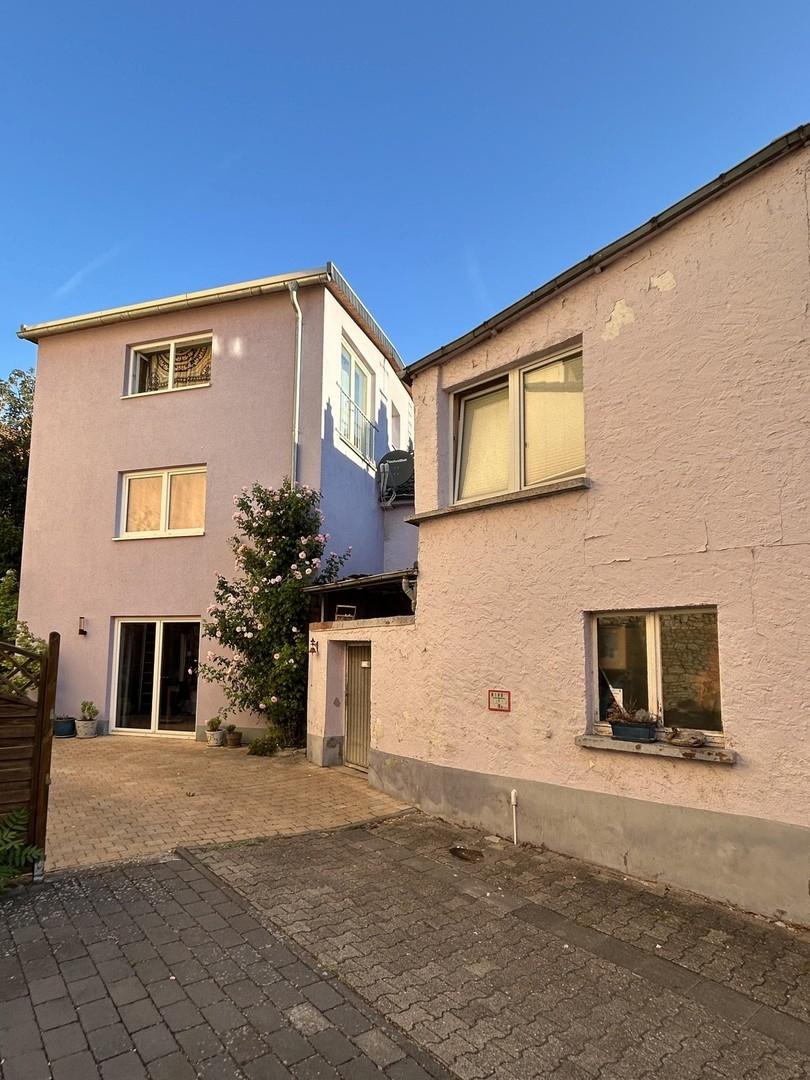 Eingang und vordere Terrasse
