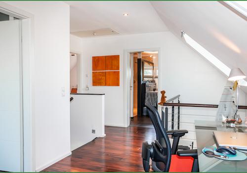 Galerie mit Blick auf das Badezimmer
