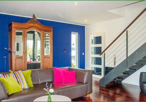 Wohnzimmer mit Aufgang zur Galerie