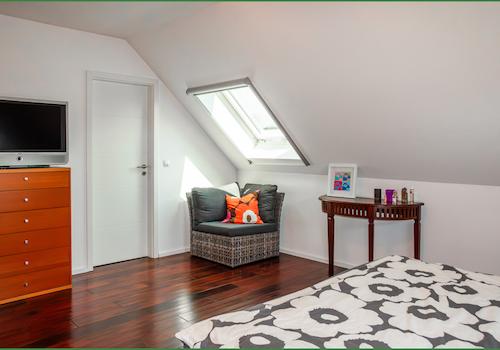 Schlafzimmer mit Blick auf die Ankleide