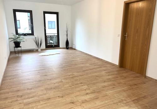 Wohnzimmer mit Balkonzugang