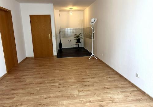 Wohnzimmer mit offener Küche