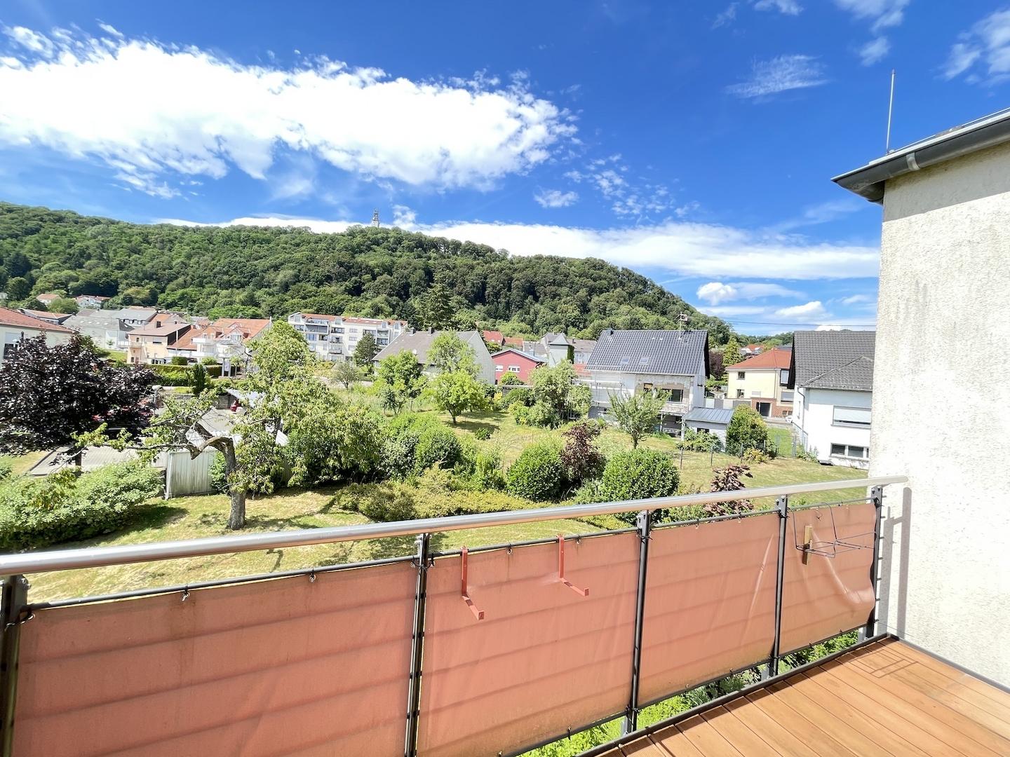 Blick vom Balkon auf den Schaumbergturm
