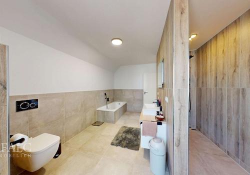 Vorderhaus_Wohnung 2_OG_Bad 