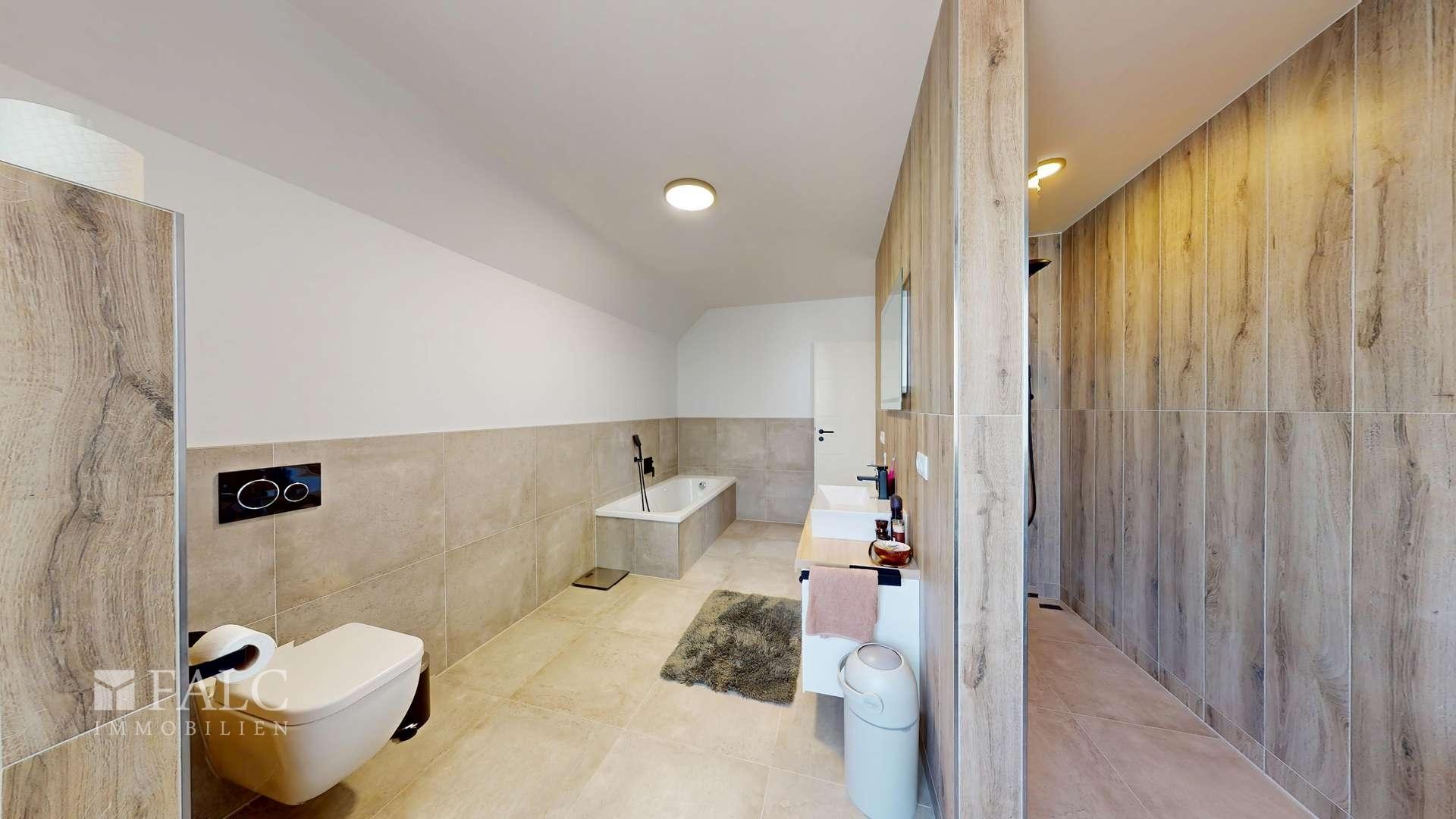 Vorderhaus_Wohnung 2_OG_Bad 