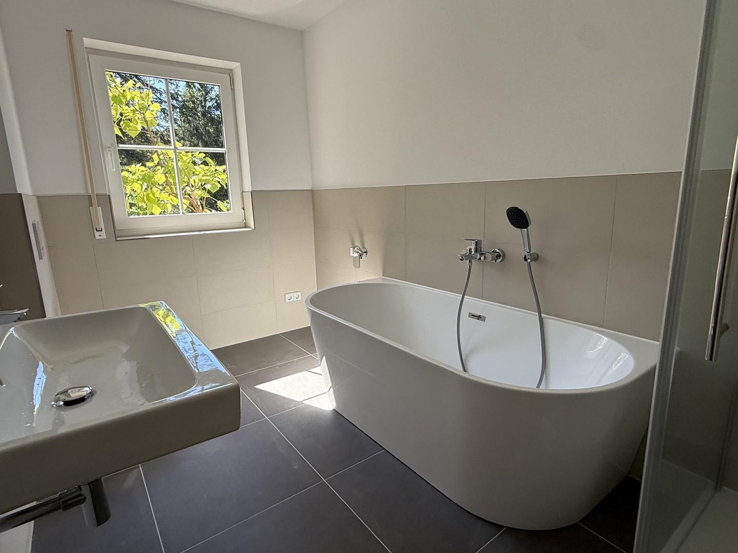 Badezimmer EG NEU Hauptwohnung