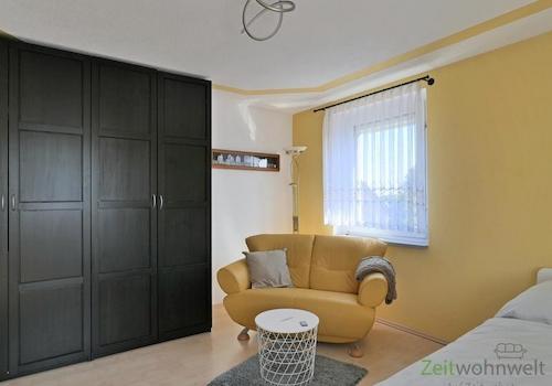 großer Kleiderschrank und Sofa